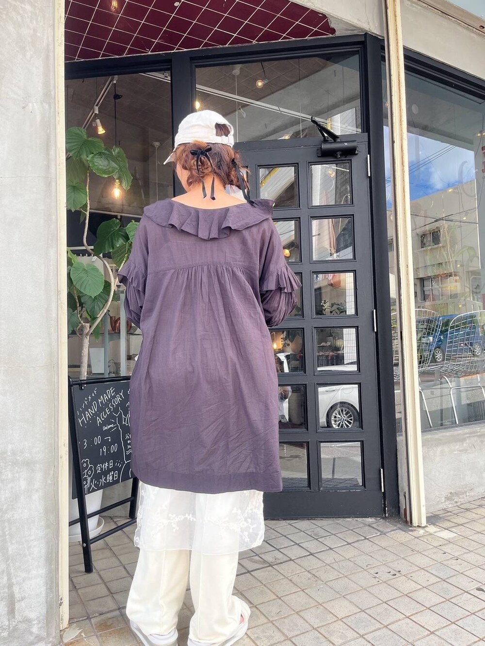 ブラック系のバレッタ/ヘアクリップ、ホワイト系のキャップを着用したレディースの夏コーディネートの4枚目の写真