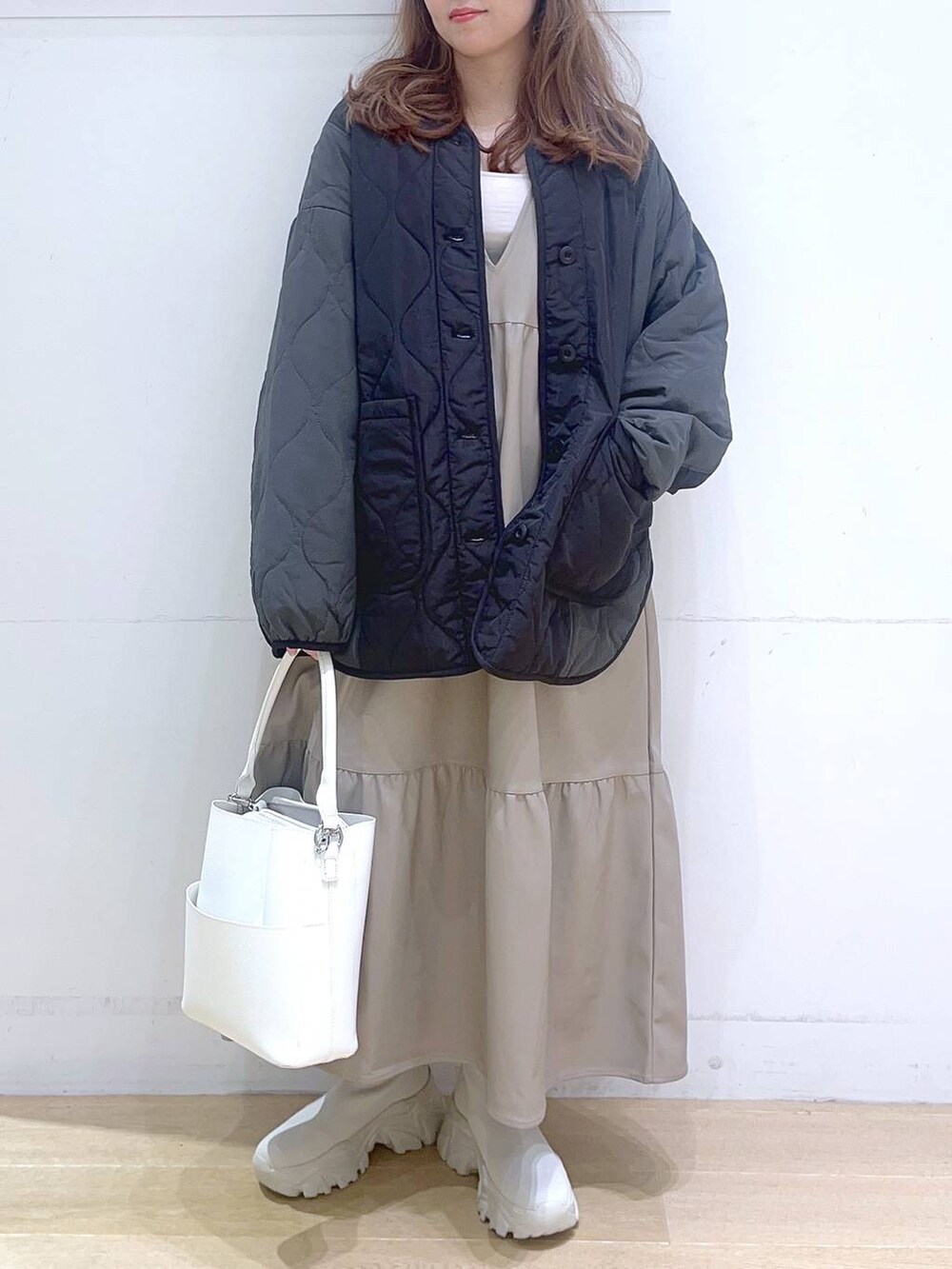 「低身長、着痩せ・細見え、体型カバー、アウター、冬コーデ、冬アウター、ワンピース、カジュアル、カジュアルコーデ、フェミニン、ブーツ、ママコーデ、楽ちんコーデ」｜「LAKOLEのバイカラーキルティングブルゾン / 132257（ブルゾン、ブラック系）」を使った、ヨシピーさん（レディース・154cm）の秋コーディネートの6枚目の写真