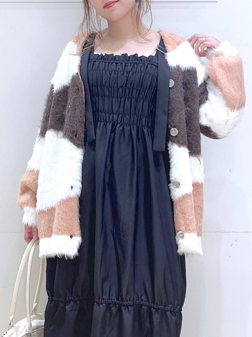 「低身長、着痩せ・細見え、体型カバー、ワンピース、カーディガン、ニット、スニーカー、秋コーデ、秋冬新作、秋服準備はじめました、フェミニン、楽ちんコーデ、ママコーデ」｜「NEW BALANCEの【new balance（ニューバランス)】ML725(WOMEN)（スニーカー、グレー系）」を使った、ヨシピーさん（レディース・154cm）の秋コーディネートの8枚目の写真