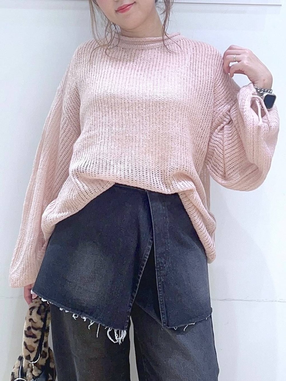 「ママコーデ、低身長、着痩せ・細見え、体型カバー、デニムパンツ、ニット、秋冬新作、秋コーデ、秋服準備はじめました、カジュアル、カジュアルコーデ、女子ウケ、楽ちんコーデ」｜「NEW BALANCEの【new balance（ニューバランス)】ML725(WOMEN)（スニーカー、グレー系）」を使った、ヨシピーさん（レディース・154cm）の秋コーディネートの6枚目の写真