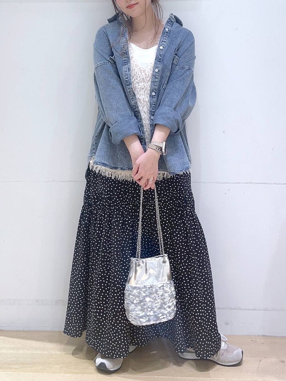 「低身長、着痩せ・細見え、体型カバー、春コーデ、春色、春服みてみて、春夏コーデ、デニムジャケット、ベスト、スカート、カジュアル、カジュアルコーデ、デートコーデ、女子会、ママコーデ」｜「LAKOLEのケミカルウォッシュシャツ長袖 / 140262（シャツ/ブラウス、ブルー系）」を使った、ヨシピーさん（レディース・154cm）の春コーディネートの4枚目の写真