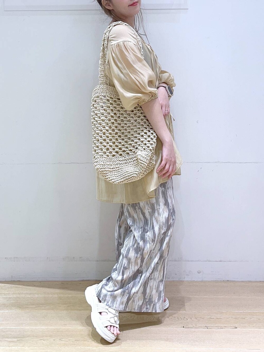 ホワイト系のサンダル、ホワイト系のトートバッグ、ベージュ系のその他パンツを着用したレディースの春コーディネートの6枚目の写真