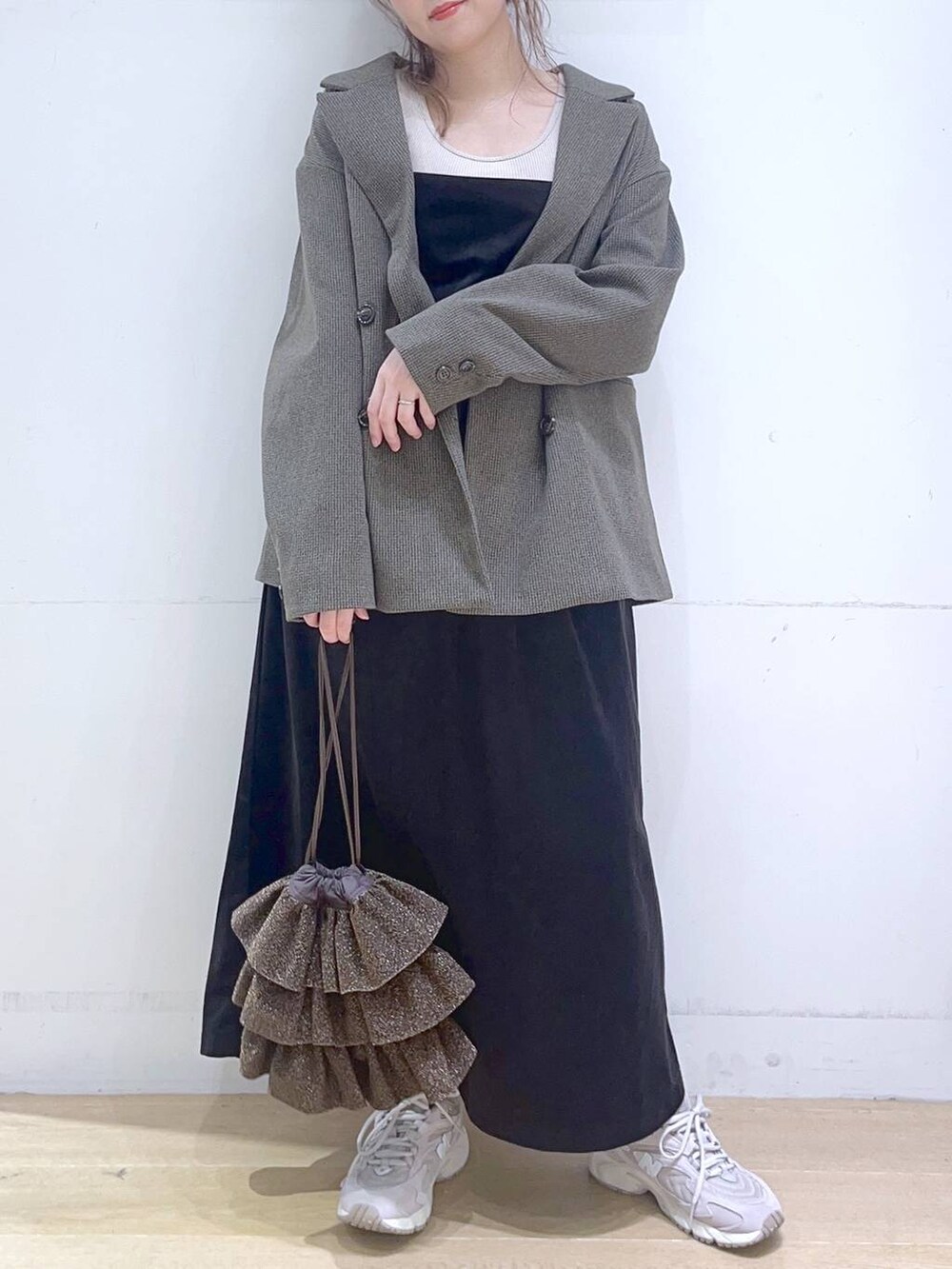 「低身長、着痩せ・細見え、体型カバー、ワンピース、コート、ジャケット、アウター、冬コーデ、フェミニン、カジュアル、カジュアルコーデ、デートコーデ、楽ちんコーデ、ママコーデ」｜「NEW BALANCEの【new balance（ニューバランス)】ML725(WOMEN)（スニーカー、グレー系）」を使った、ヨシピーさん（レディース・154cm）の冬コーディネートの7枚目の写真