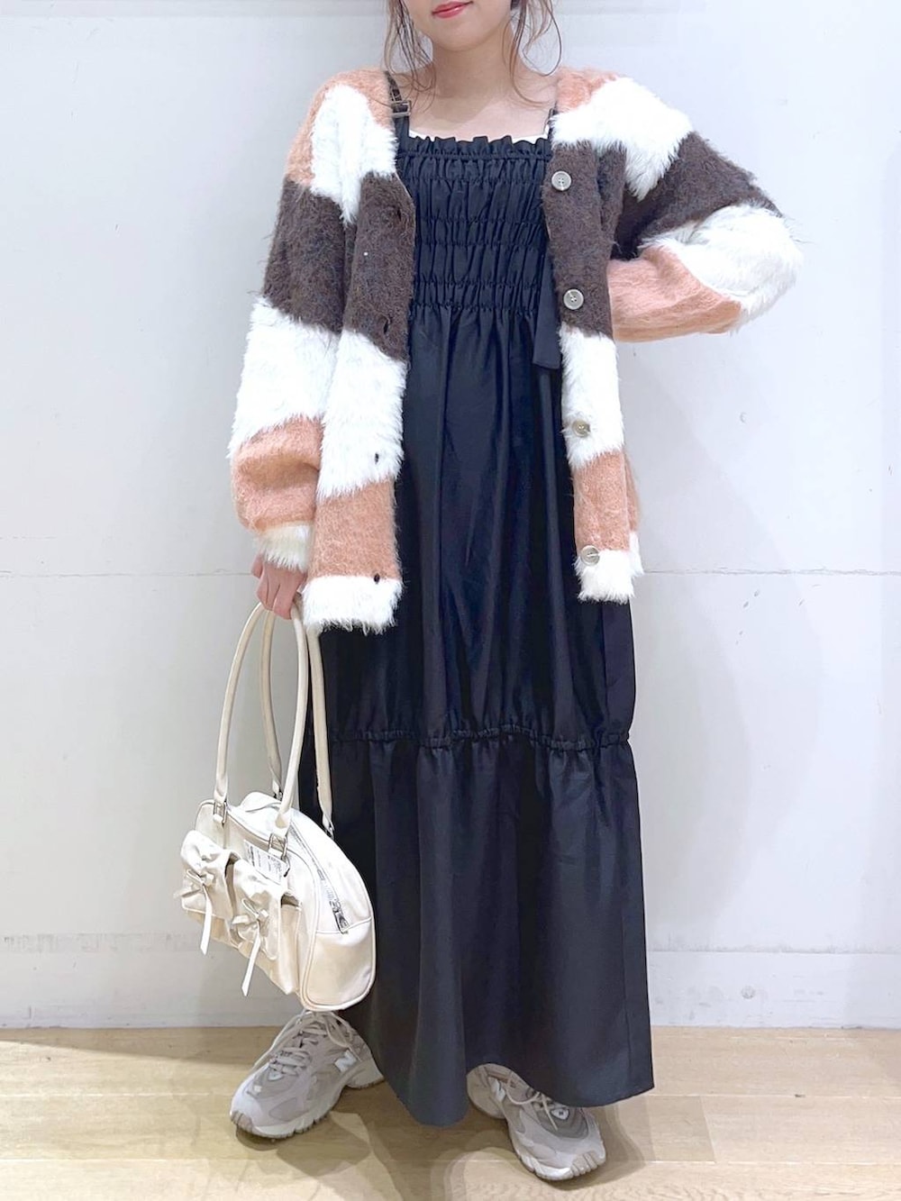 「低身長、着痩せ・細見え、体型カバー、ワンピース、カーディガン、ニット、スニーカー、秋コーデ、秋冬新作、秋服準備はじめました、フェミニン、楽ちんコーデ、ママコーデ」｜「NEW BALANCEの【new balance（ニューバランス)】ML725(WOMEN)（スニーカー、グレー系）」を使った、ヨシピーさん（レディース・154cm）の秋コーディネートの9枚目の写真