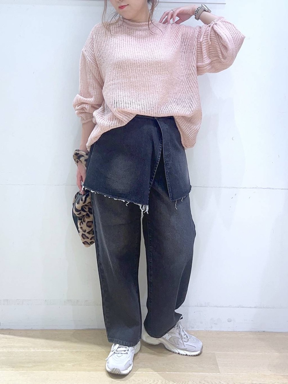 「ママコーデ、低身長、着痩せ・細見え、体型カバー、デニムパンツ、ニット、秋冬新作、秋コーデ、秋服準備はじめました、カジュアル、カジュアルコーデ、女子ウケ、楽ちんコーデ」｜「NEW BALANCEの【new balance（ニューバランス)】ML725(WOMEN)（スニーカー、グレー系）」を使った、ヨシピーさん（レディース・154cm）の秋コーディネートの5枚目の写真