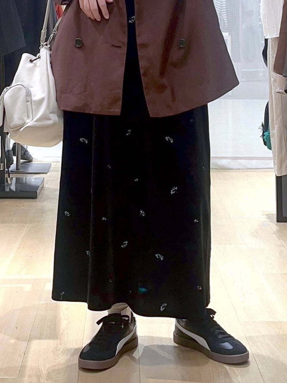 ベージュ系のキャミソール、ホワイト系のショルダーバッグ、レッド系のテーラードジャケットを着用したレディースの秋コーディネートの7枚目の写真