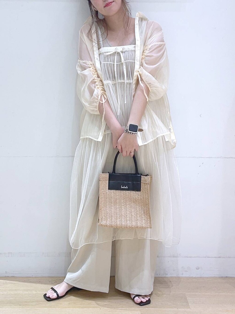 ブラック系のサンダル、ベージュ系のショルダーバッグ、ベージュ系のその他パンツを着用したレディースの夏コーディネートの4枚目の写真