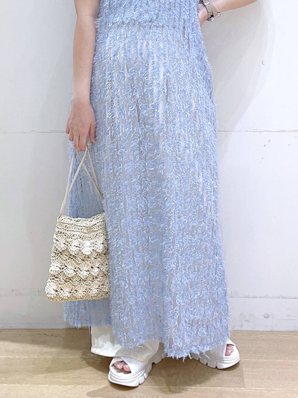 ホワイト系のサンダル、ブルー系のワンピース、ベージュ系のショルダーバッグを着用したレディースの春コーディネートの6枚目の写真