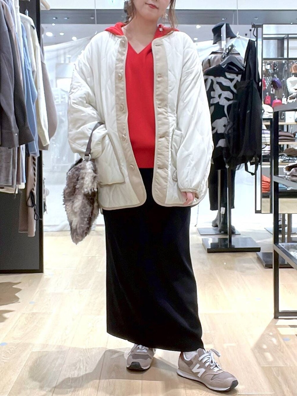 ブラウン系のスニーカー、ベージュ系のブルゾン、レッド系のニット/セーターを着用したレディースの秋コーディネートの4枚目の写真