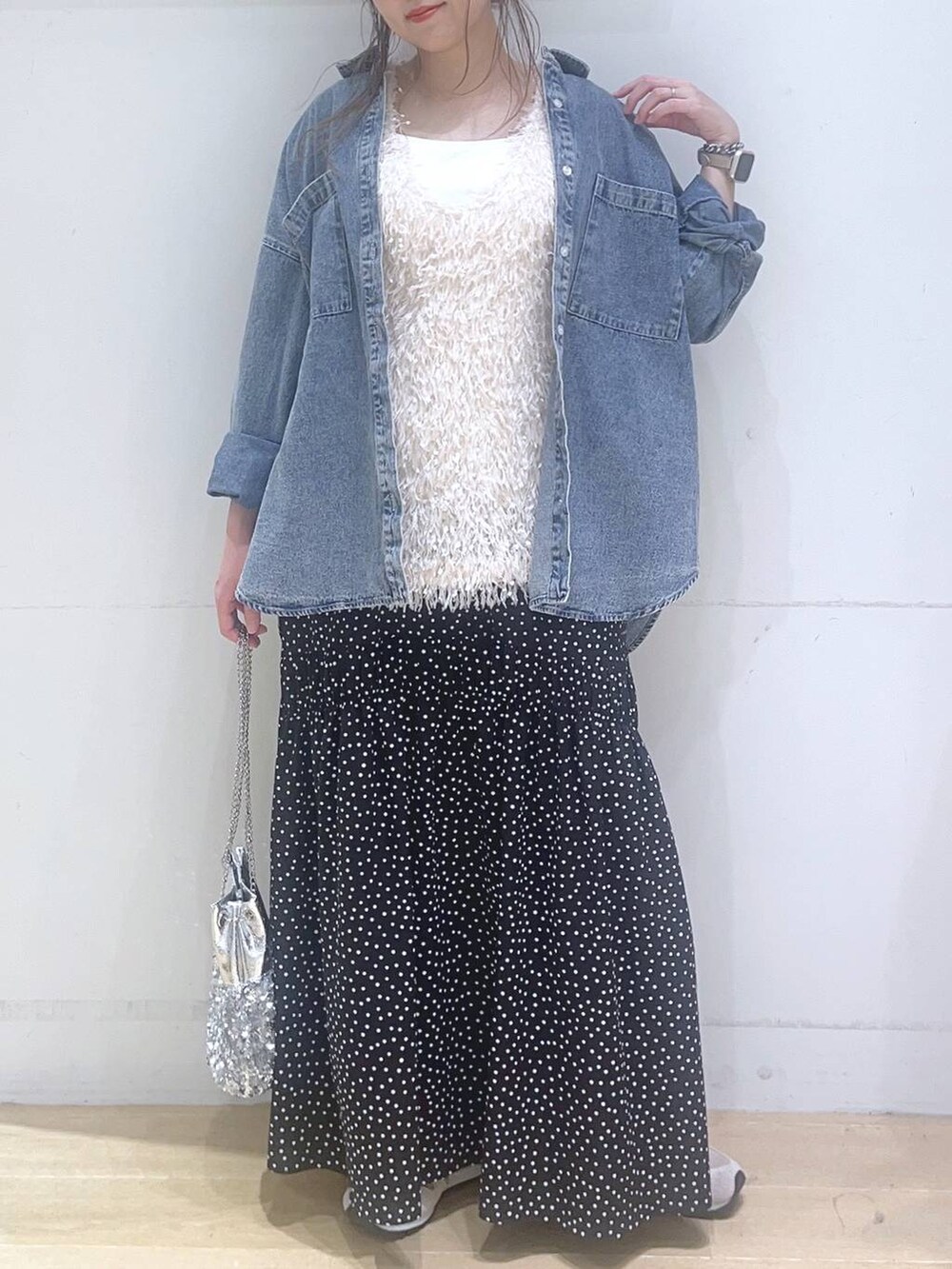 「低身長、着痩せ・細見え、体型カバー、春コーデ、春色、春服みてみて、春夏コーデ、デニムジャケット、ベスト、スカート、カジュアル、カジュアルコーデ、デートコーデ、女子会、ママコーデ」｜「LAKOLEのケミカルウォッシュシャツ長袖 / 140262（シャツ/ブラウス、ブルー系）」を使った、ヨシピーさん（レディース・154cm）の春コーディネートの9枚目の写真