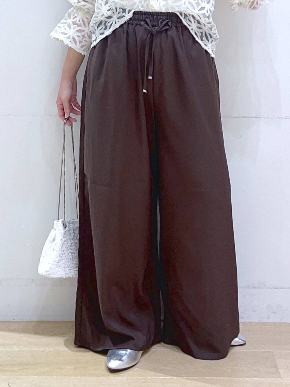 「低身長、着痩せ・細見え、体型カバー、ワイドパンツ、秋コーデ、ブラウス、フェミニン、シンプルコーデ、カジュアルコーデ、きれいめ、きれいめカジュアル、ママコーデ、楽ちんコーデ」｜「LAKOLEのスクエアネックカップキャミ / 106663（キャミソール、ホワイト系）」を使った、ヨシピーさん（レディース・154cm）の夏コーディネートの7枚目の写真