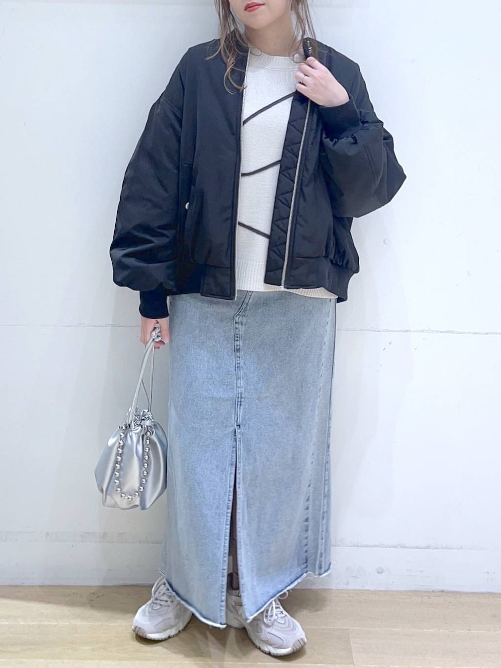 「春コーデ、低身長、着痩せ・細見え、体型カバー、MA-1、アウター、ニット、スカート、カジュアル、カジュアルコーデ、女子ウケ、ママコーデ、楽ちんコーデ」｜「NEW BALANCEの【new balance（ニューバランス)】ML725(WOMEN)（スニーカー、グレー系）」を使った、ヨシピーさん（レディース・154cm）の冬コーディネートの2枚目の写真