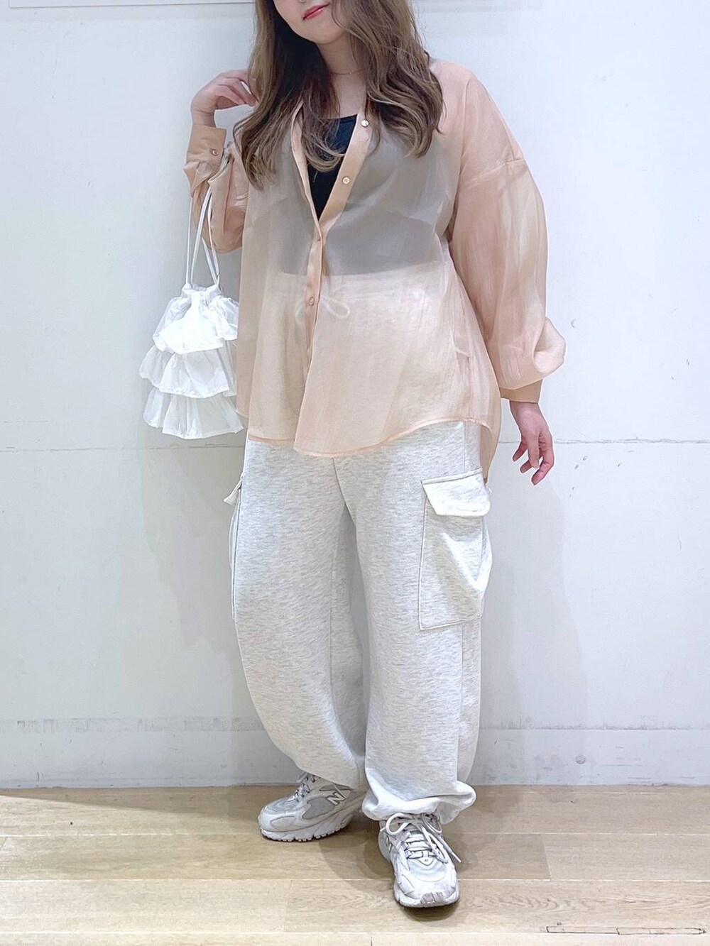 「春コーデ、低身長、着痩せ・細見え、体型カバー、シャツ、スウェットパンツ、カジュアル、カジュアルコーデ、ママコーデ、楽ちんコーデ、夏コーデ、はくだけで美脚完成_GLOBAL WORK」｜「LAKOLEのラッフル巾着2WAYショルダーバッグ / 104949（ショルダーバッグ、ホワイト系）」を使った、ヨシピーさん（レディース・154cm）の春コーディネートの3枚目の写真