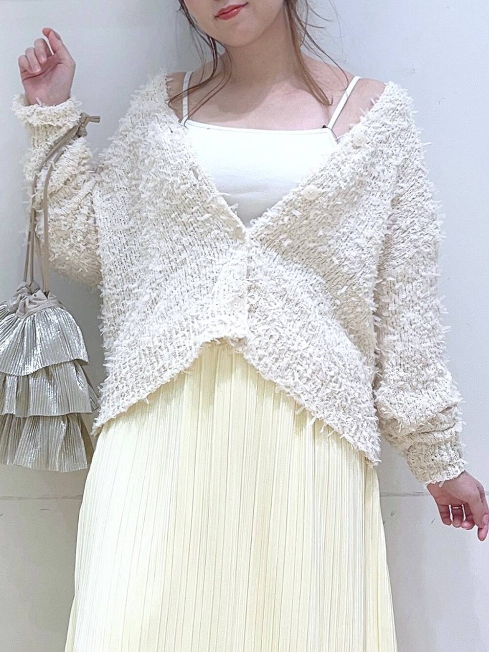 「低身長、着痩せ・細見え、体型カバー、春色、春コーデ、春服みてみて、カーディガン、スカート、デートコーデ、フェミニン」｜「LAKOLEのスクエアネックカップキャミ / 106663（キャミソール、ホワイト系）」を使った、ヨシピーさん（レディース・154cm）の冬コーディネートの6枚目の写真