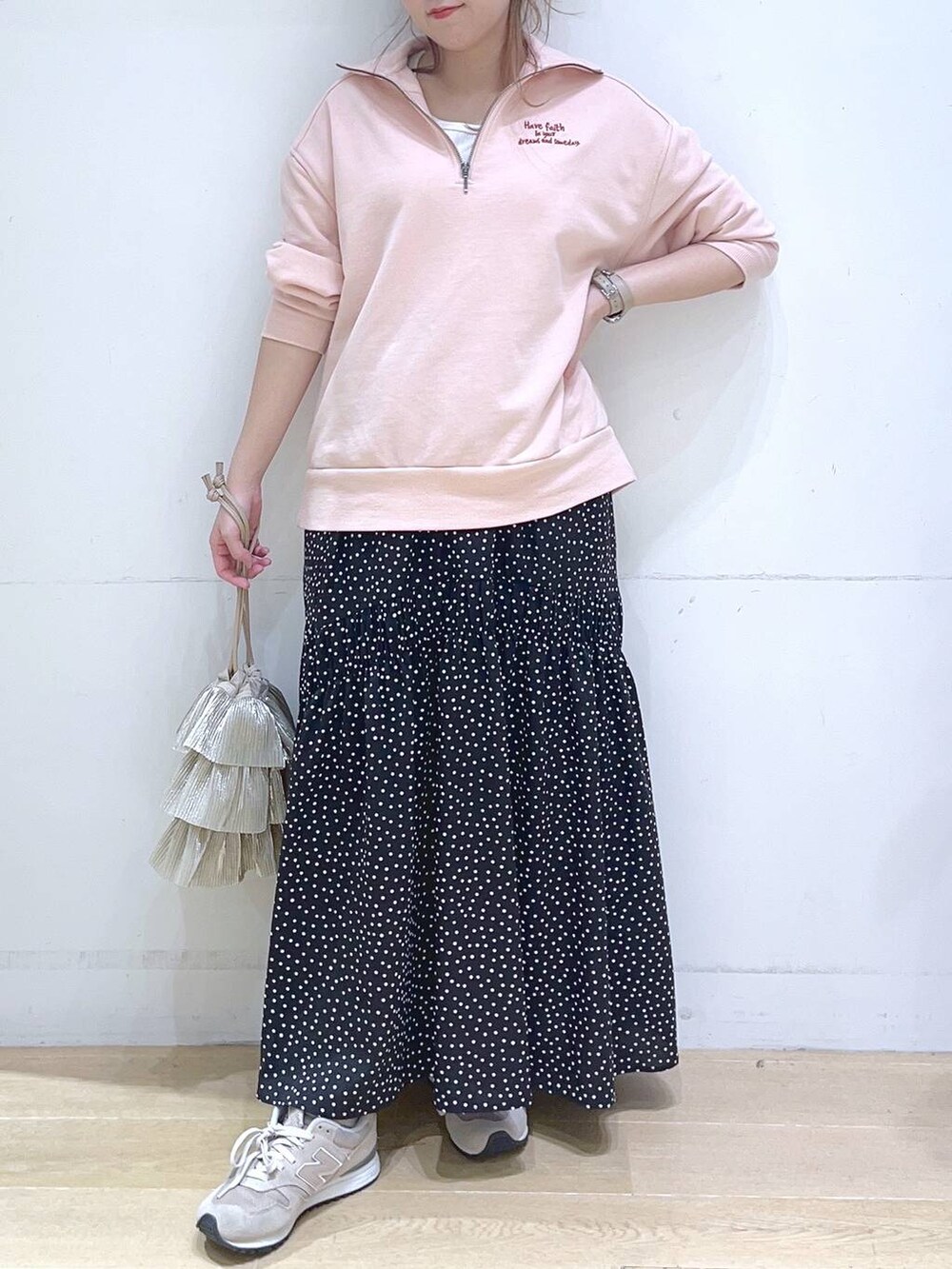 「春コーデ、春色、春服みてみて、スウェット、スカート、カジュアルコーデ、ママコーデ、低身長、着痩せ・細見え、体型カバー、楽ちんコーデ」｜「LAKOLEのプリーツラッフル2WAYショルダーバッグ / 288796（ショルダーバッグ、ベージュ系）」を使った、ヨシピーさん（レディース・154cm）の冬コーディネートの9枚目の写真