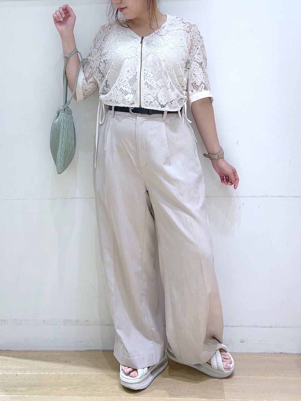 「低身長、着痩せ・細見え、体型カバー、カーディガン、夏コーデ、秋コーデ、きれいめ、きれいめカジュアル、ワントーン、ベーシック/シンプル、ママコーデ、楽ちんコーデ、ブランドミックス」｜「LAKOLEのサイドラインスラックスパンツ / 131983（スラックス、ベージュ系）」を使った、ヨシピーさん（レディース・154cm）の夏コーディネートの5枚目の写真