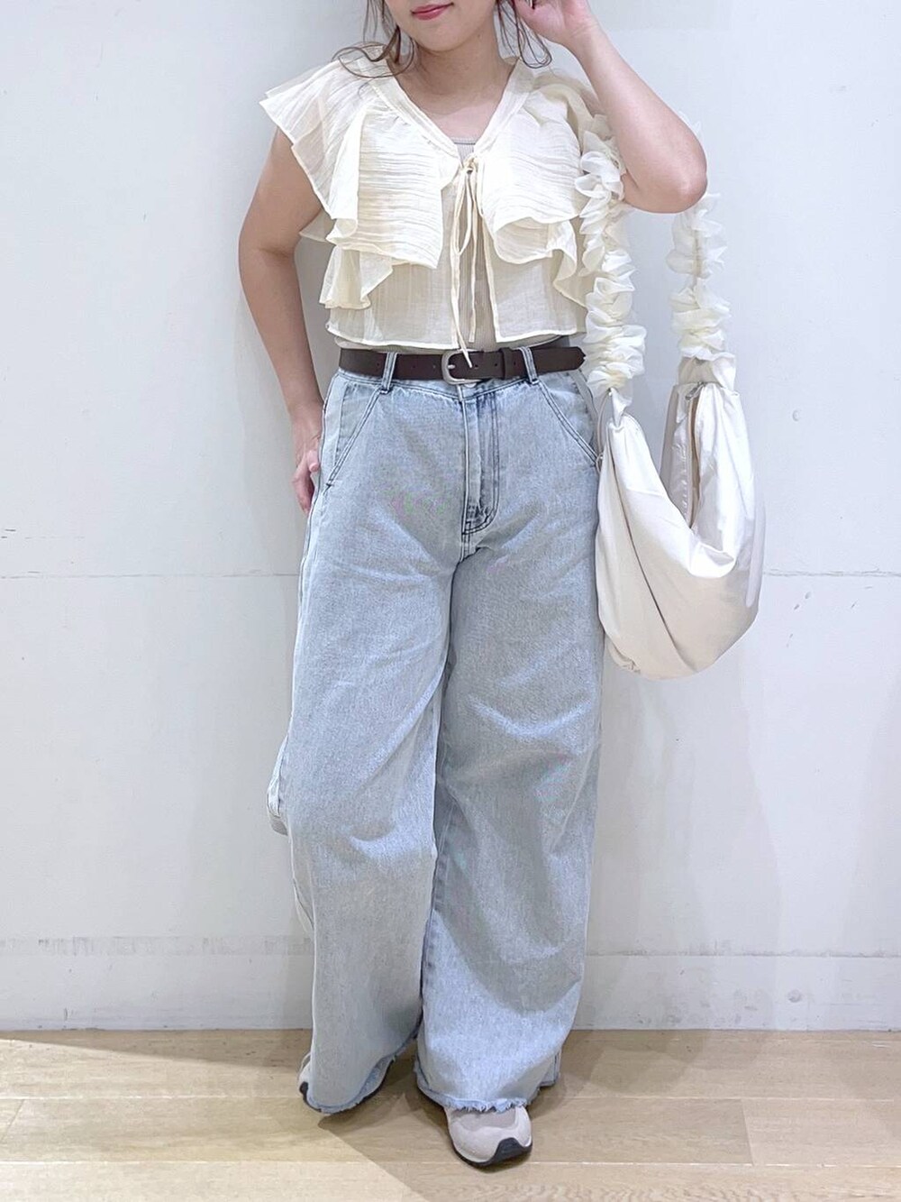 「低身長、着痩せ・細見え、体型カバー、ワイドパンツ、デニムパンツ、ビスチェ、夏コーデ、カジュアル、フェミニン、楽ちんコーデ、ママコーデ、デートコーデ、女子会」｜「LAKOLEのサイドラインデニムパンツ / 124570（デニムパンツ、ブルー系）」を使った、ヨシピーさん（レディース・154cm）の夏コーディネートの4枚目の写真