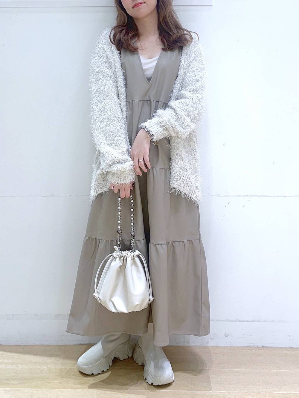 「低身長、着痩せ・細見え、体型カバー、ワンピース、カーディガン、ニット、秋コーデ、冬コーデ、秋服準備はじめました、フェミニン、デートコーデ、ブーツ、ママコーデ、楽ちんコーデ」｜「LAKOLEのチェーンハンドル2WAYショルダーバッグ / 132223（ショルダーバッグ、ベージュ系）」を使った、ヨシピーさん（レディース・154cm）の秋コーディネートの8枚目の写真