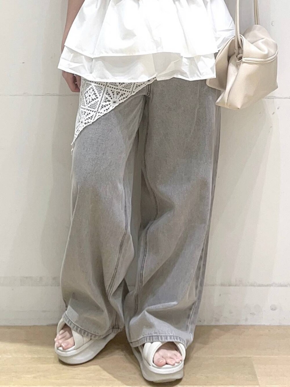 ホワイト系のショルダーバッグ、ホワイト系のバンダナ/スカーフを着用したレディースの夏コーディネートの7枚目の写真