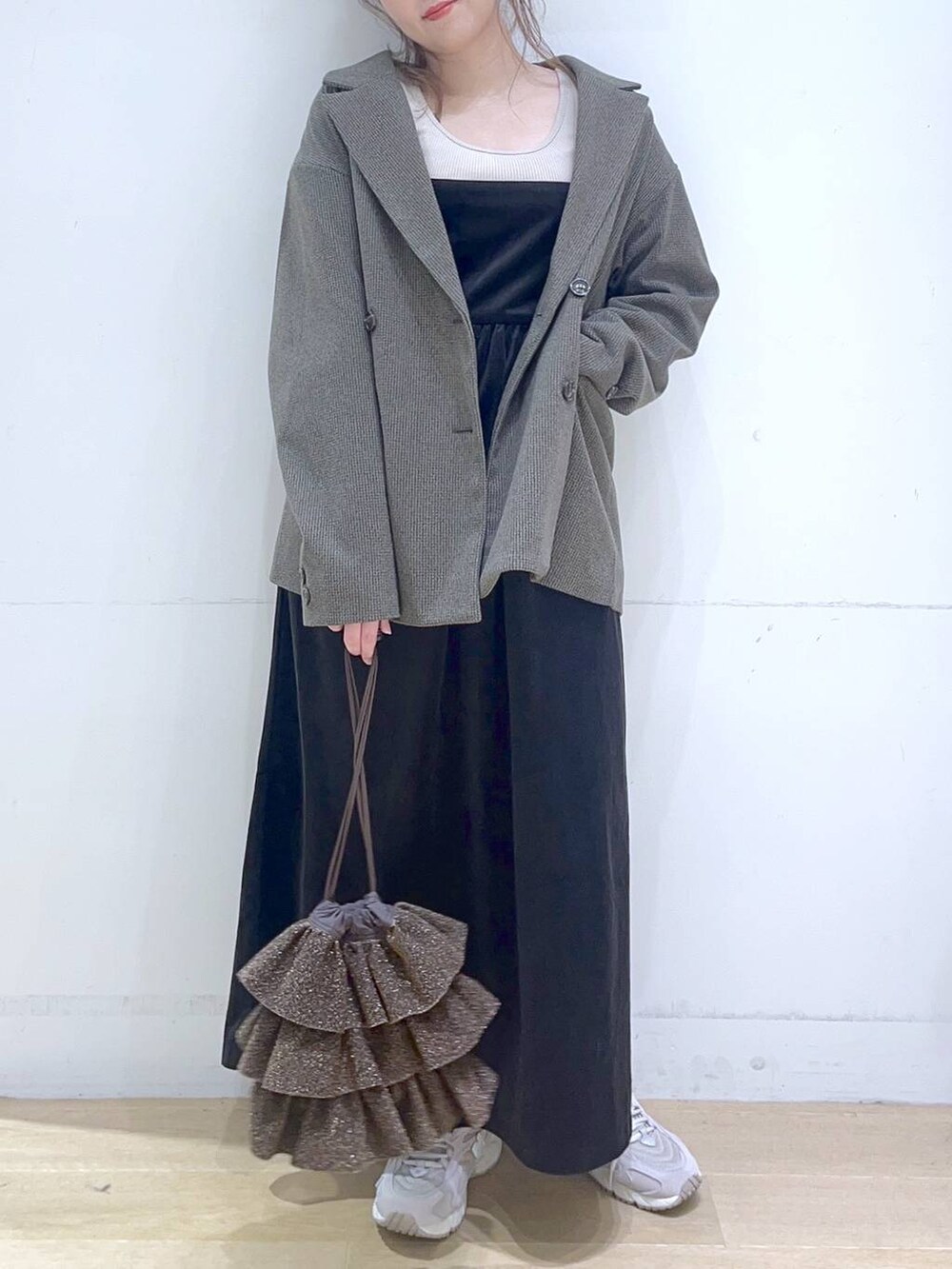 「低身長、着痩せ・細見え、体型カバー、ワンピース、コート、ジャケット、アウター、冬コーデ、フェミニン、カジュアル、カジュアルコーデ、デートコーデ、楽ちんコーデ、ママコーデ」｜「NEW BALANCEの【new balance（ニューバランス)】ML725(WOMEN)（スニーカー、グレー系）」を使った、ヨシピーさん（レディース・154cm）の冬コーディネートの6枚目の写真