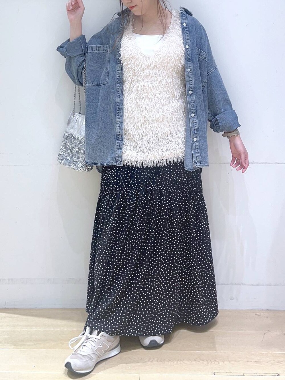 「低身長、着痩せ・細見え、体型カバー、春コーデ、春色、春服みてみて、春夏コーデ、デニムジャケット、ベスト、スカート、カジュアル、カジュアルコーデ、デートコーデ、女子会、ママコーデ」｜「LAKOLEのケミカルウォッシュシャツ長袖 / 140262（シャツ/ブラウス、ブルー系）」を使った、ヨシピーさん（レディース・154cm）の春コーディネートの6枚目の写真