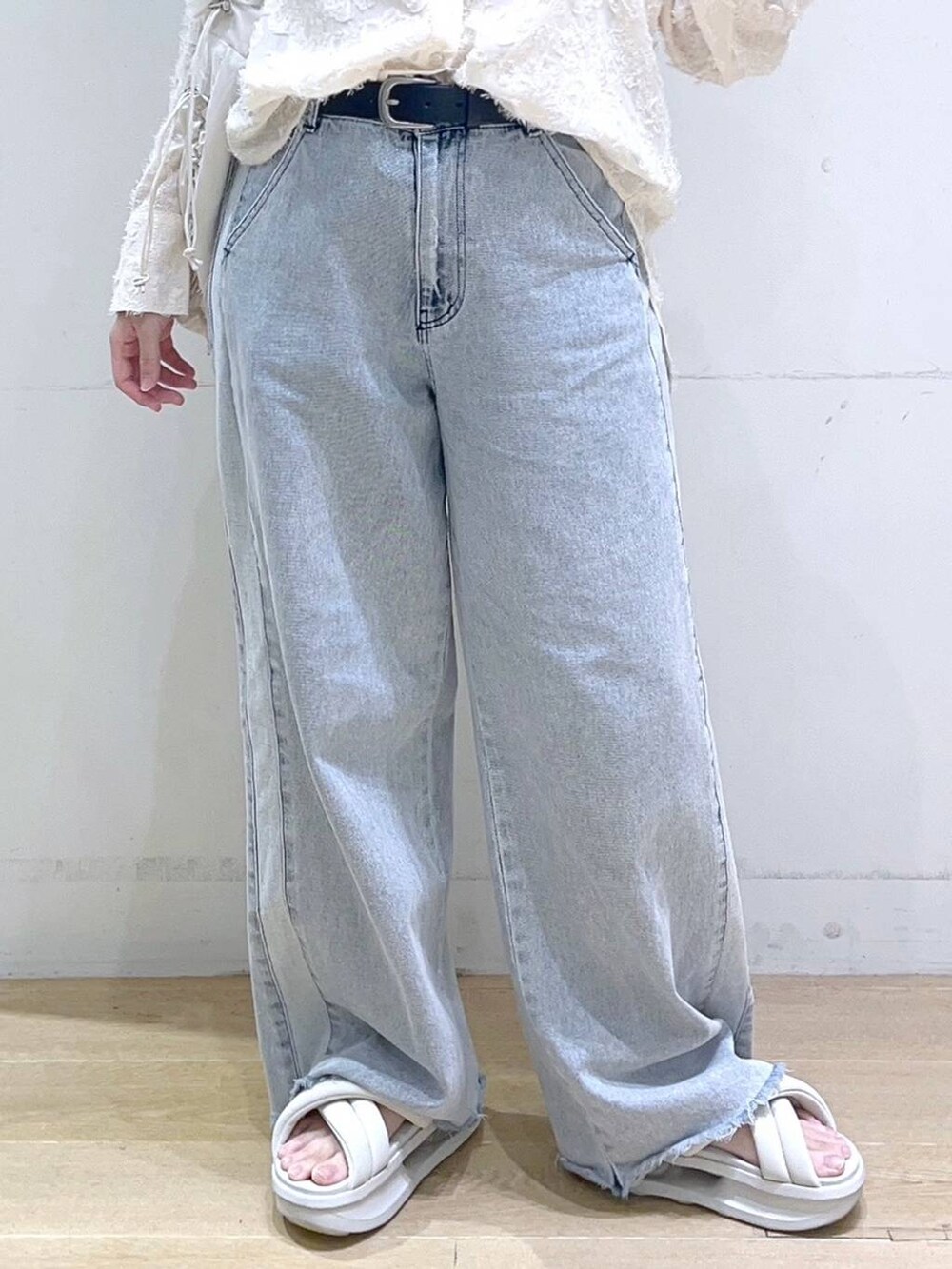「低身長、着痩せ・細見え、デニムパンツ、シャツ、楽ちんコーデ、カジュアル、体型カバー、秋コーデ、秋服準備はじめました、ママコーデ」｜「LAKOLEのサイドラインデニムパンツ / 124570（デニムパンツ、ブルー系）」を使った、ヨシピーさん（レディース・154cm）の秋コーディネートの7枚目の写真