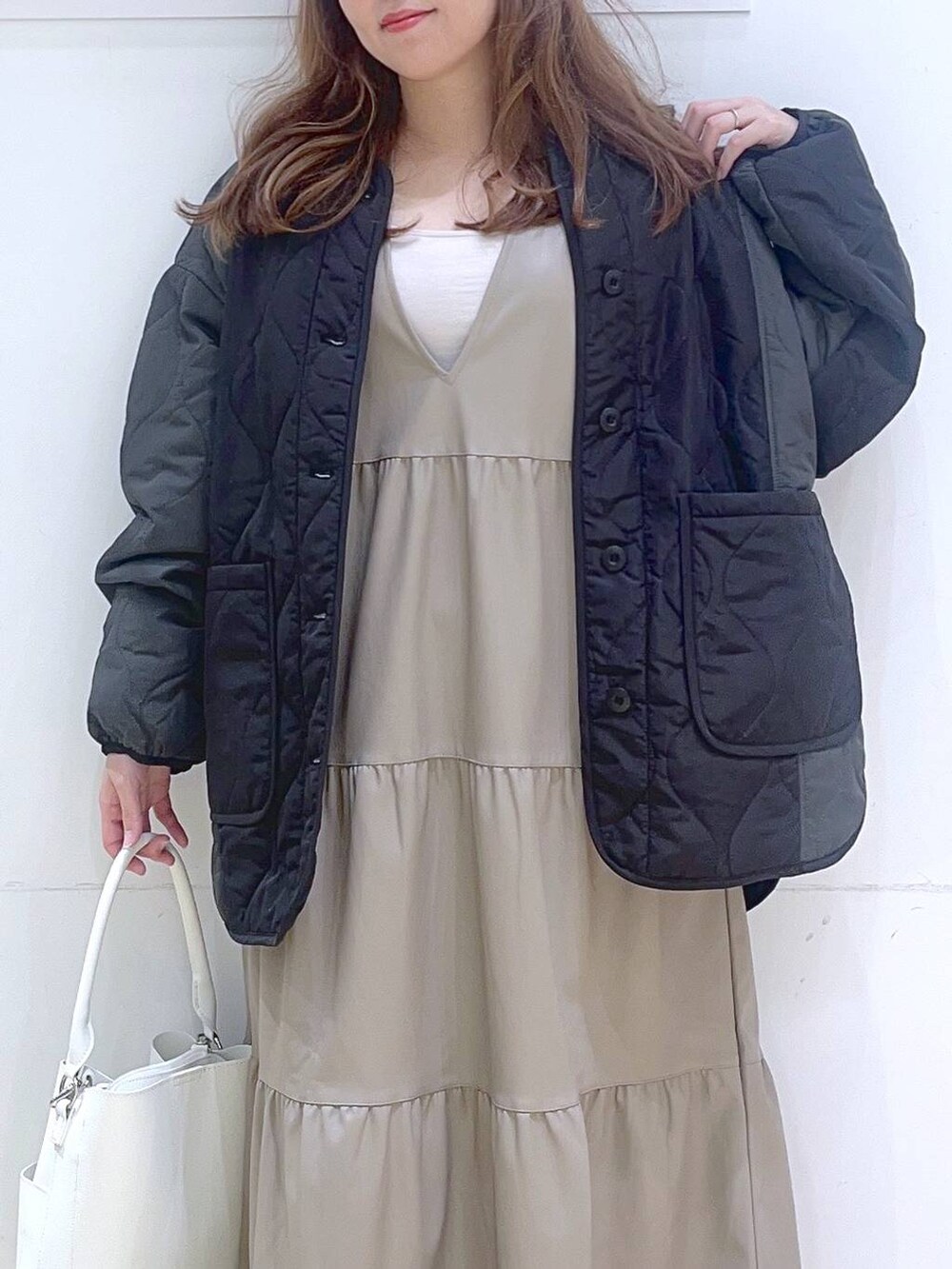 「低身長、着痩せ・細見え、体型カバー、アウター、冬コーデ、冬アウター、ワンピース、カジュアル、カジュアルコーデ、フェミニン、ブーツ、ママコーデ、楽ちんコーデ」｜「LAKOLEのバイカラーキルティングブルゾン / 132257（ブルゾン、ブラック系）」を使った、ヨシピーさん（レディース・154cm）の秋コーディネートの5枚目の写真