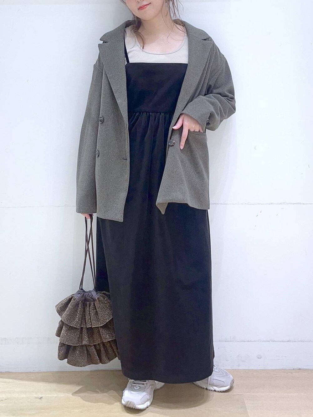 「低身長、着痩せ・細見え、体型カバー、ワンピース、コート、ジャケット、アウター、冬コーデ、フェミニン、カジュアル、カジュアルコーデ、デートコーデ、楽ちんコーデ、ママコーデ」｜「NEW BALANCEの【new balance（ニューバランス)】ML725(WOMEN)（スニーカー、グレー系）」を使った、ヨシピーさん（レディース・154cm）の冬コーディネートの3枚目の写真