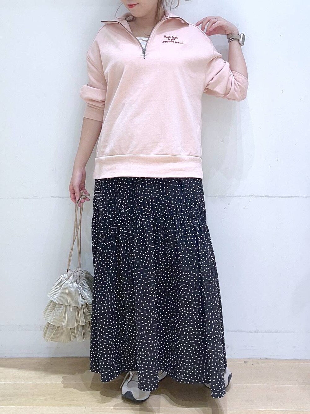 「春コーデ、春色、春服みてみて、スウェット、スカート、カジュアルコーデ、ママコーデ、低身長、着痩せ・細見え、体型カバー、楽ちんコーデ」｜「LAKOLEのプリーツラッフル2WAYショルダーバッグ / 288796（ショルダーバッグ、ベージュ系）」を使った、ヨシピーさん（レディース・154cm）の冬コーディネートの3枚目の写真