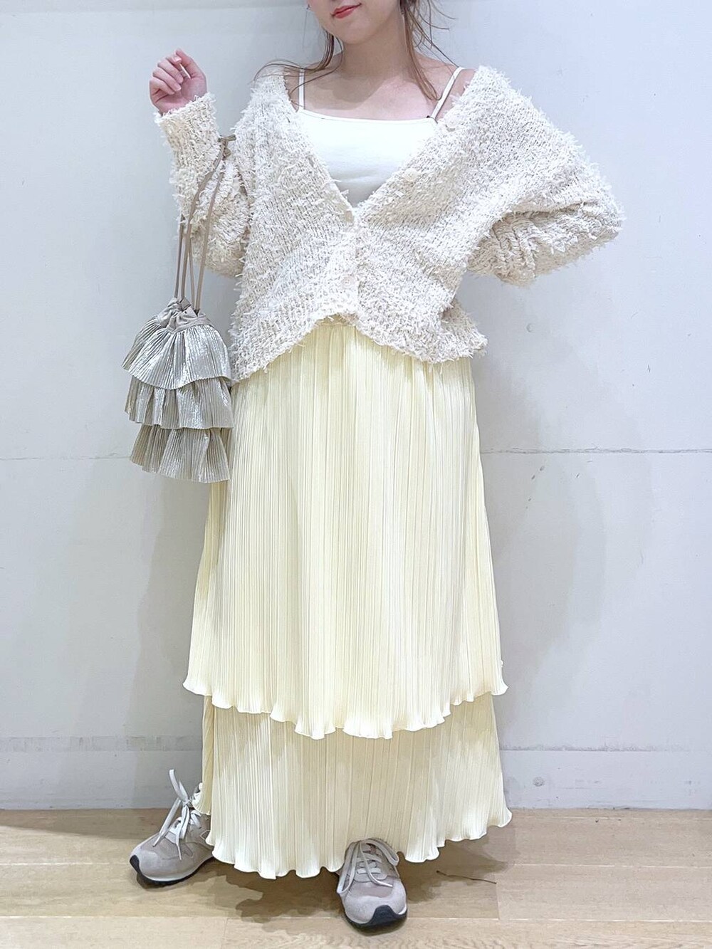 「低身長、着痩せ・細見え、体型カバー、春色、春コーデ、春服みてみて、カーディガン、スカート、デートコーデ、フェミニン」｜「LAKOLEのスクエアネックカップキャミ / 106663（キャミソール、ホワイト系）」を使った、ヨシピーさん（レディース・154cm）の冬コーディネートの2枚目の写真