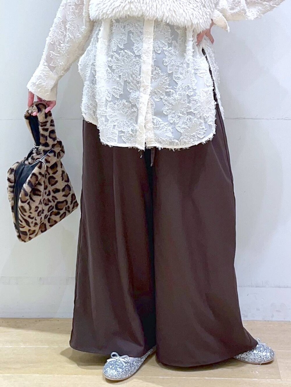 「低身長、着痩せ・細見え、体型カバー、ビスチェ、秋コーデ、秋冬新作、秋服準備はじめました、シャツ、ブラウス、ワイドパンツ、カジュアル、フェミニン、楽ちんコーデ、ママコーデ」｜「LAKOLEのシープファービスチェ / 129629（ベスト、ホワイト系）」を使った、ヨシピーさん（レディース・154cm）の秋コーディネートの7枚目の写真