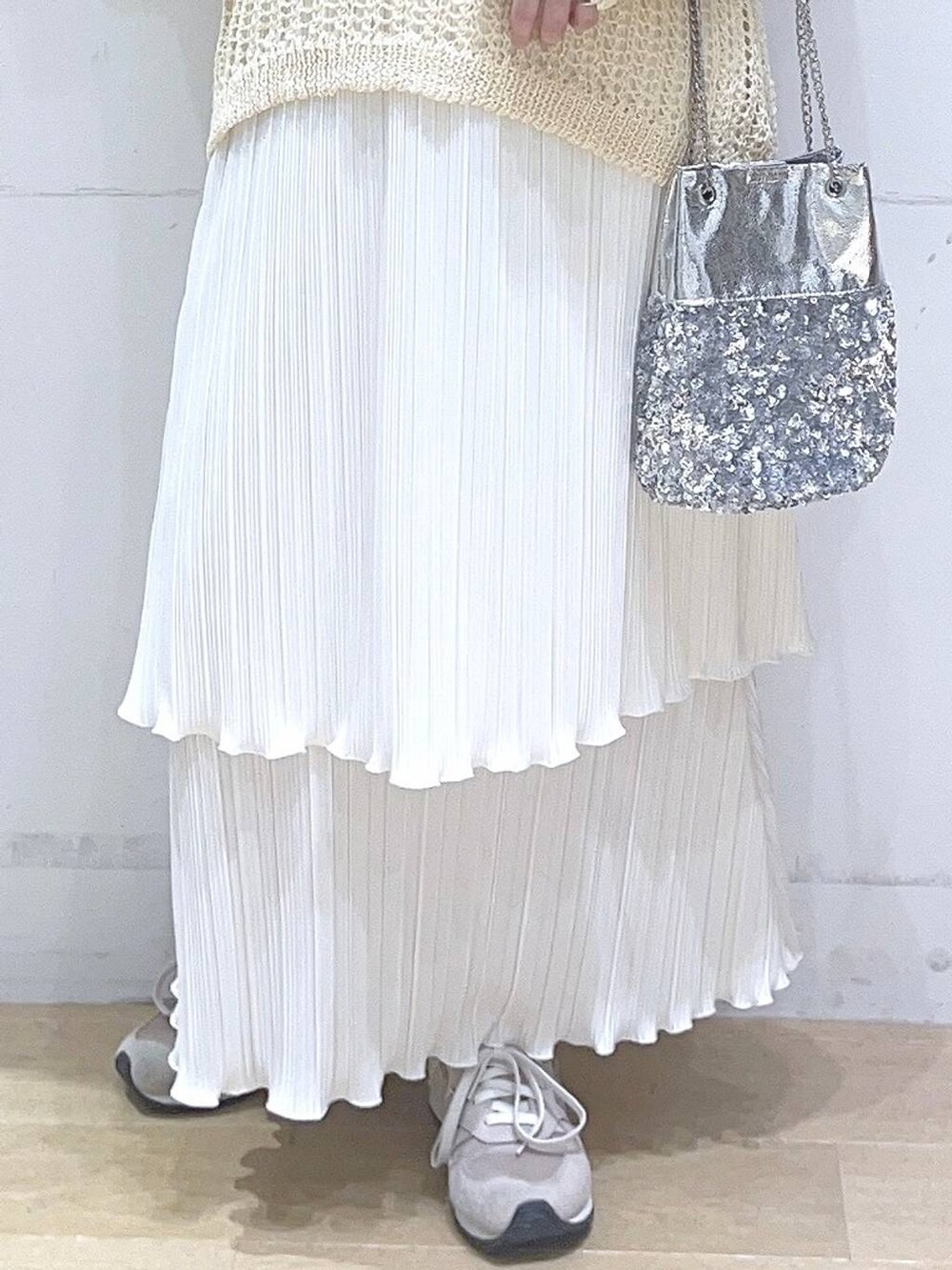 「低身長、着痩せ・細見え、体型カバー、春コーデ、春色、女子会、デートコーデ、春服みてみて、春夏コーデ、ニット、スカート、フェミニン」｜「LAKOLEのスパンコールコンビ巾着バッグ / 290108（ショルダーバッグ、その他）」を使った、ヨシピーさん（レディース・154cm）の春コーディネートの7枚目の写真
