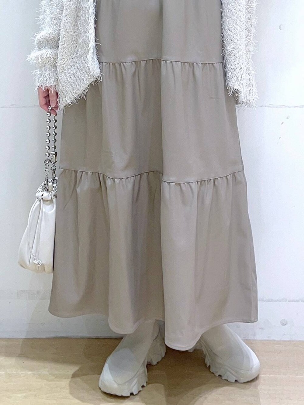 「低身長、着痩せ・細見え、体型カバー、ワンピース、カーディガン、ニット、秋コーデ、冬コーデ、秋服準備はじめました、フェミニン、デートコーデ、ブーツ、ママコーデ、楽ちんコーデ」｜「LAKOLEのチェーンハンドル2WAYショルダーバッグ / 132223（ショルダーバッグ、ベージュ系）」を使った、ヨシピーさん（レディース・154cm）の秋コーディネートの7枚目の写真