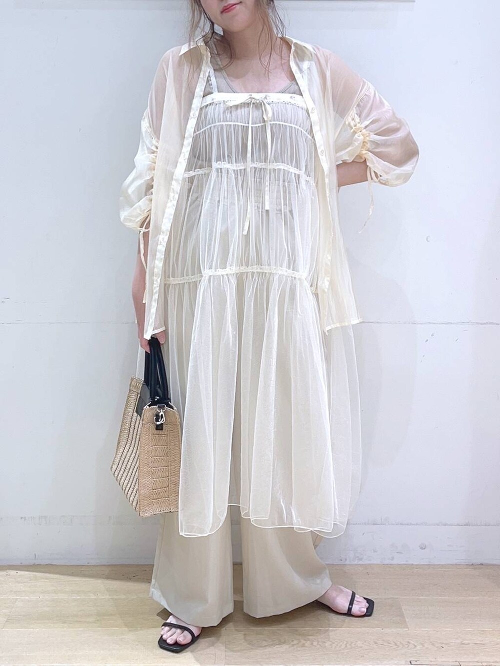 ブラック系のサンダル、ベージュ系のショルダーバッグ、ベージュ系のその他パンツを着用したレディースの夏コーディネートの2枚目の写真