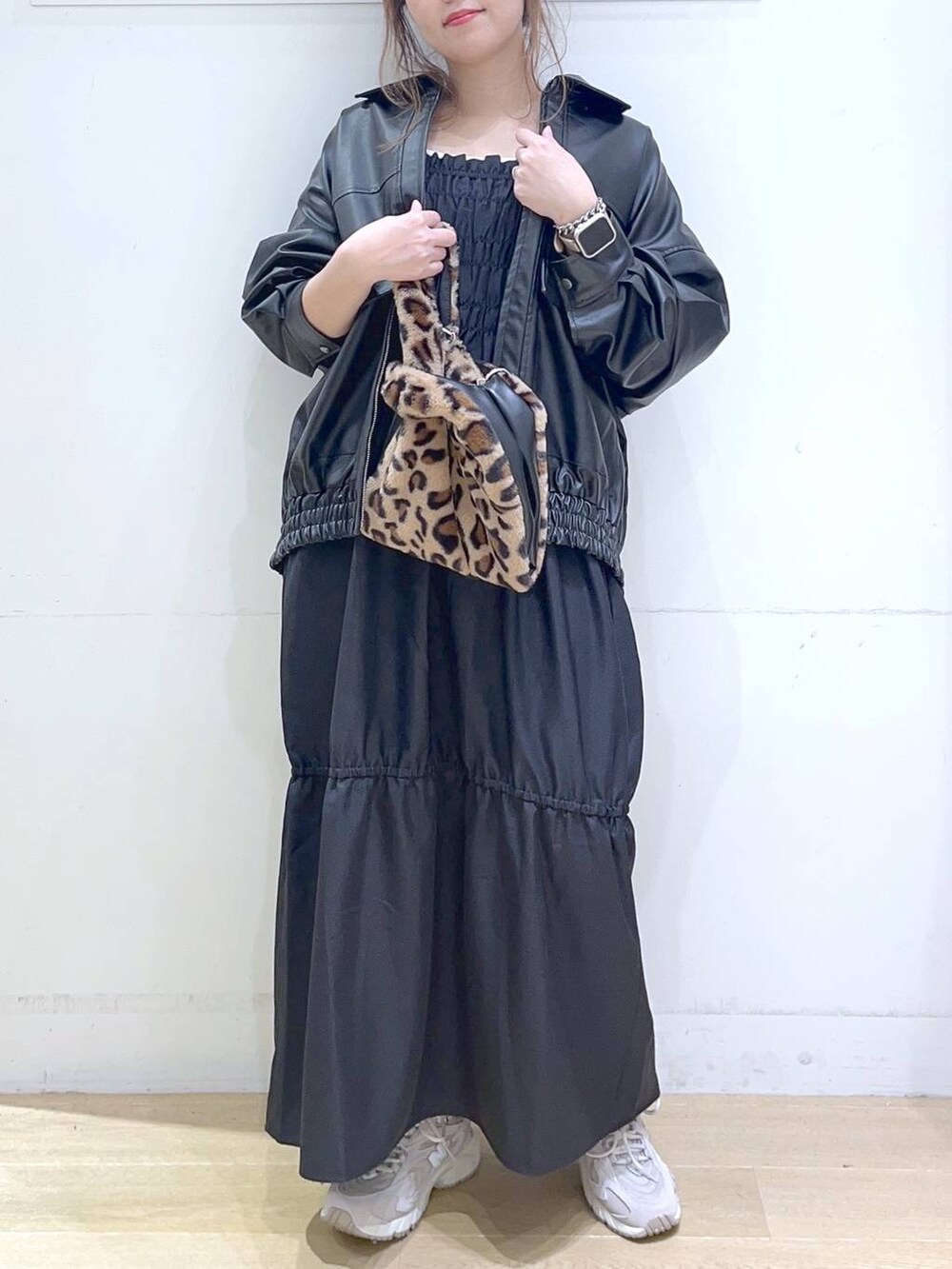 「カジュアル、フェミニン、秋コーデ、秋冬新作、秋服準備はじめました、ママコーデ、楽ちんコーデ、低身長、着痩せ・細見え、体型カバー、ワンピース、レザー、ジャケット、アウター」｜「NEW BALANCEの【new balance（ニューバランス)】ML725(WOMEN)（スニーカー、グレー系）」を使った、ヨシピーさん（レディース・154cm）の秋コーディネートの4枚目の写真
