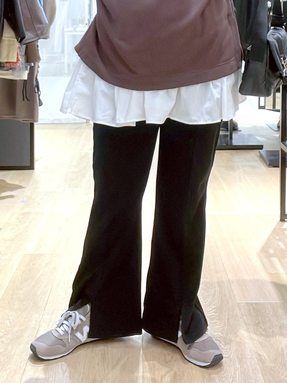 ブラウン系のスニーカー、ホワイト系のTシャツ/カットソー、ブラック系のその他パンツを着用したレディースの秋コーディネートの8枚目の写真