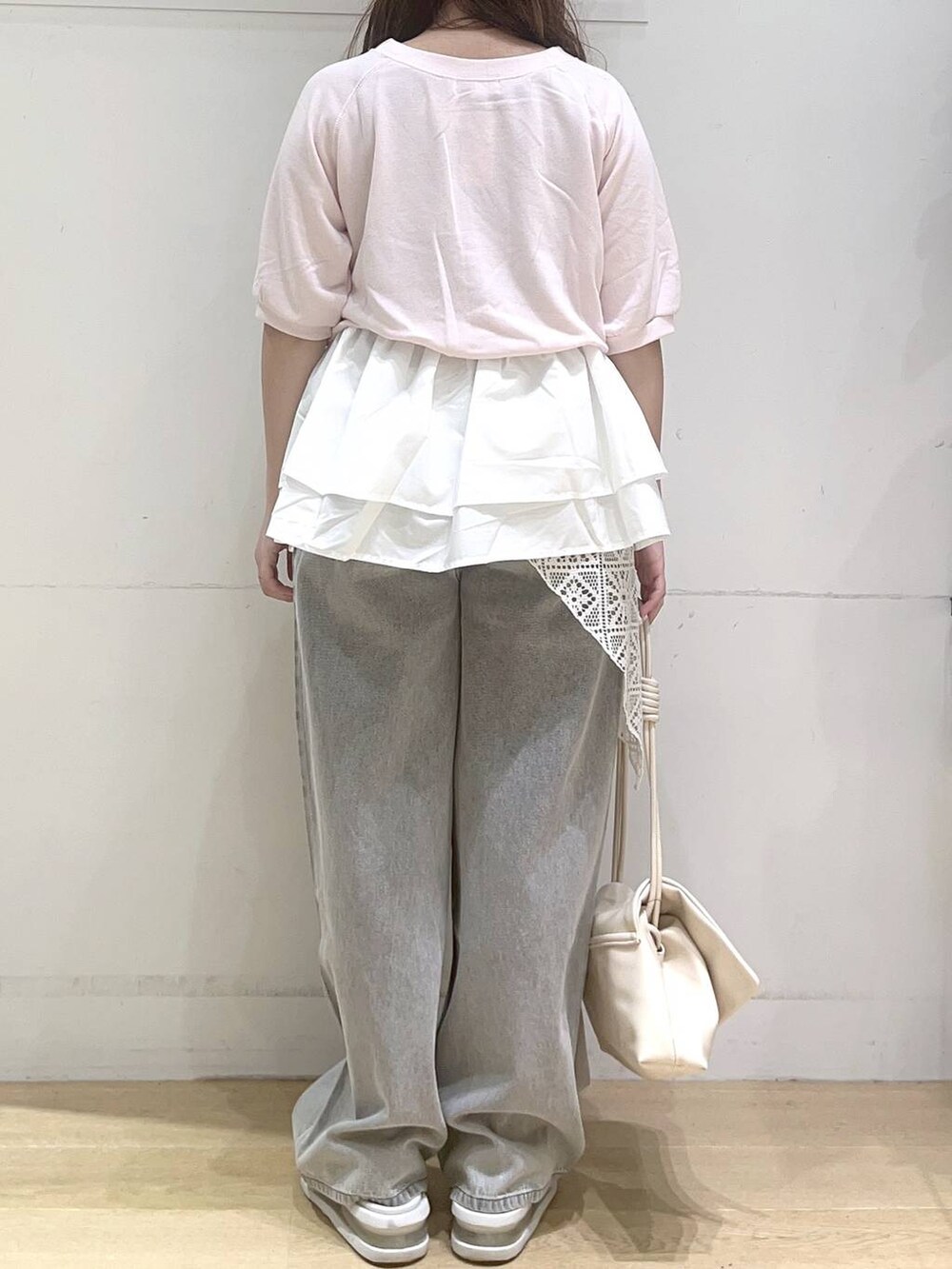 ホワイト系のショルダーバッグ、ホワイト系のバンダナ/スカーフを着用したレディースの夏コーディネートの5枚目の写真