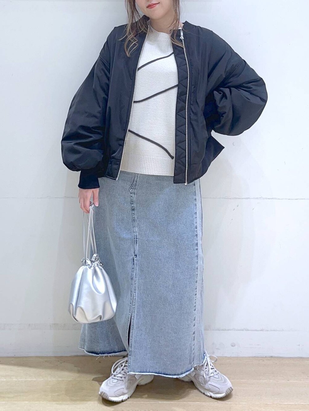 「春コーデ、低身長、着痩せ・細見え、体型カバー、MA-1、アウター、ニット、スカート、カジュアル、カジュアルコーデ、女子ウケ、ママコーデ、楽ちんコーデ」｜「NEW BALANCEの【new balance（ニューバランス)】ML725(WOMEN)（スニーカー、グレー系）」を使った、ヨシピーさん（レディース・154cm）の冬コーディネートの3枚目の写真