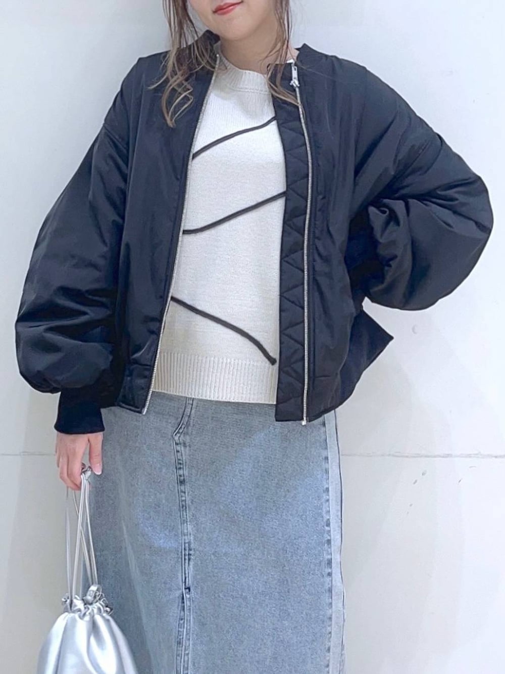 「春コーデ、低身長、着痩せ・細見え、体型カバー、MA-1、アウター、ニット、スカート、カジュアル、カジュアルコーデ、女子ウケ、ママコーデ、楽ちんコーデ」｜「NEW BALANCEの【new balance（ニューバランス)】ML725(WOMEN)（スニーカー、グレー系）」を使った、ヨシピーさん（レディース・154cm）の冬コーディネートの7枚目の写真