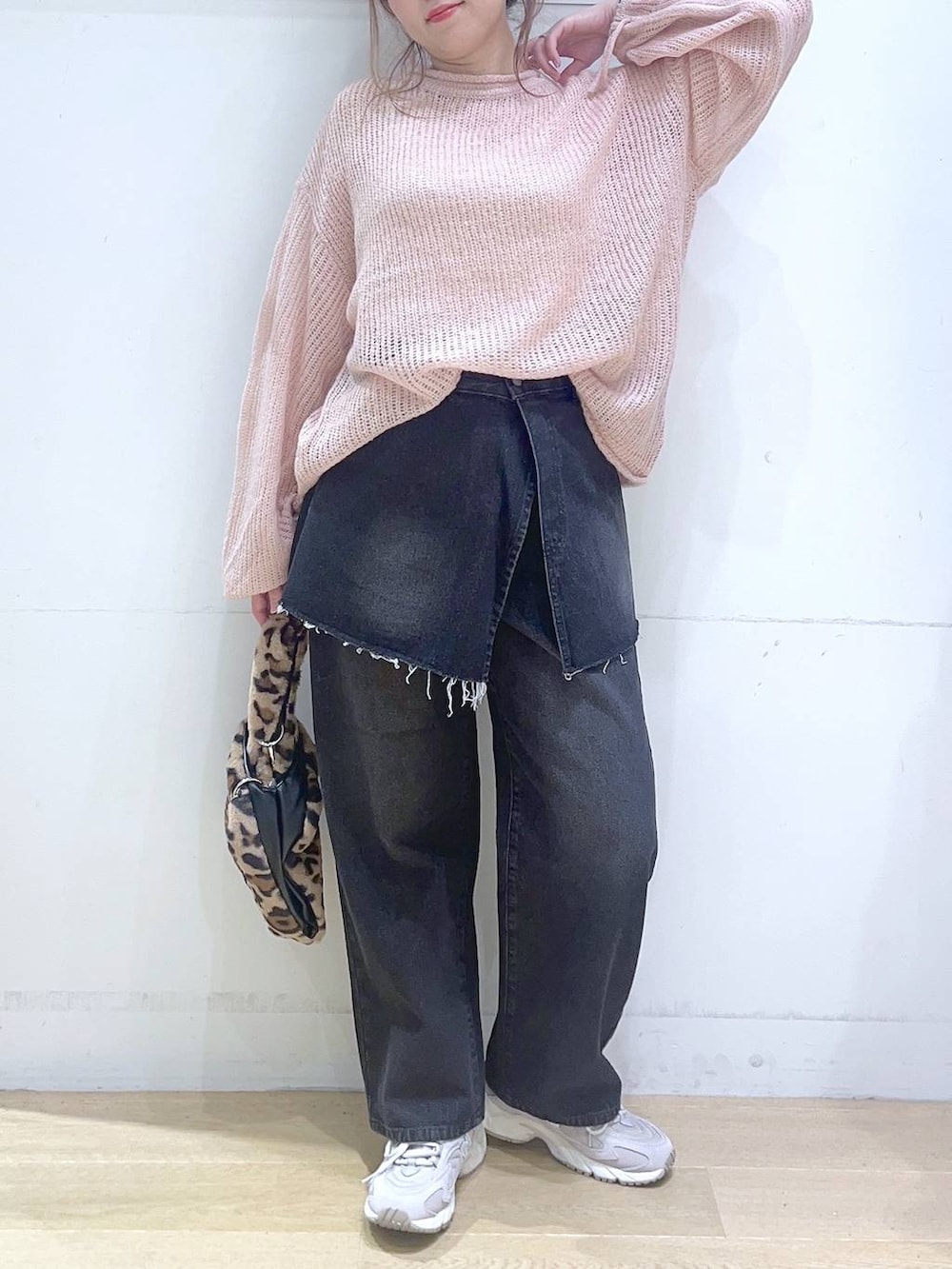 「ママコーデ、低身長、着痩せ・細見え、体型カバー、デニムパンツ、ニット、秋冬新作、秋コーデ、秋服準備はじめました、カジュアル、カジュアルコーデ、女子ウケ、楽ちんコーデ」｜「NEW BALANCEの【new balance（ニューバランス)】ML725(WOMEN)（スニーカー、グレー系）」を使った、ヨシピーさん（レディース・154cm）の秋コーディネートの3枚目の写真