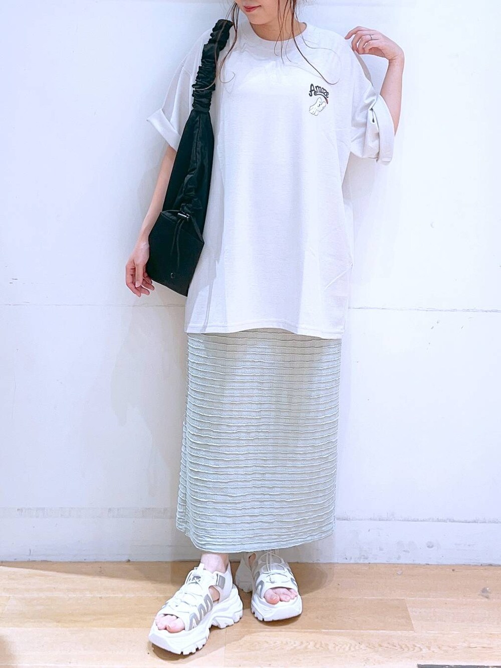 「低身長、着痩せ・細見え、体型カバー、カジュアル、カジュアルコーデ、夏コーデ、Tシャツ、スカート、サンダル、ママコーデ、女子ウケ」｜「LAKOLEの3ドロストラージショルダーバッグ / 253062（ショルダーバッグ、ブラック系）」を使った、ヨシピーさん（レディース・154cm）の春コーディネートの3枚目の写真