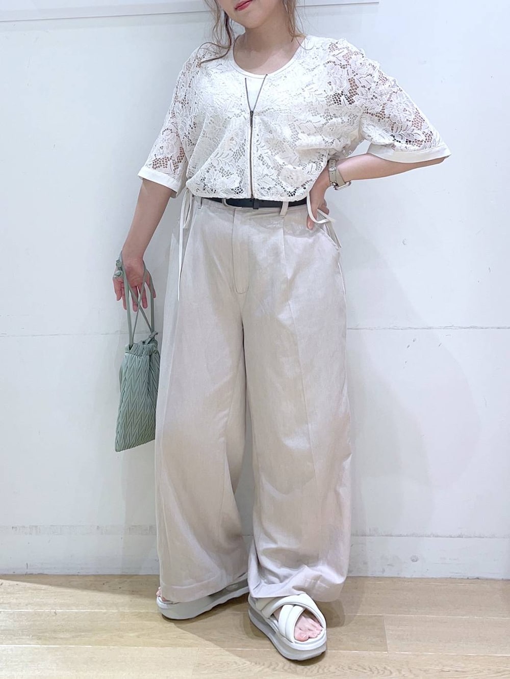 「低身長、着痩せ・細見え、体型カバー、カーディガン、夏コーデ、秋コーデ、きれいめ、きれいめカジュアル、ワントーン、ベーシック/シンプル、ママコーデ、楽ちんコーデ、ブランドミックス」｜「LAKOLEのサイドラインスラックスパンツ / 131983（スラックス、ベージュ系）」を使った、ヨシピーさん（レディース・154cm）の夏コーディネートの2枚目の写真