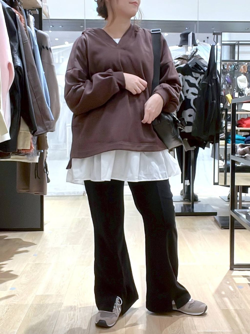 ブラウン系のスニーカー、ホワイト系のTシャツ/カットソー、ブラック系のその他パンツを着用したレディースの秋コーディネートの4枚目の写真