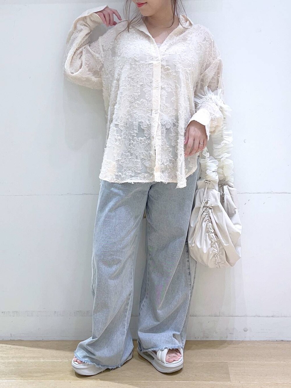 「低身長、着痩せ・細見え、デニムパンツ、シャツ、楽ちんコーデ、カジュアル、体型カバー、秋コーデ、秋服準備はじめました、ママコーデ」｜「LAKOLEのサイドラインデニムパンツ / 124570（デニムパンツ、ブルー系）」を使った、ヨシピーさん（レディース・154cm）の秋コーディネートの5枚目の写真