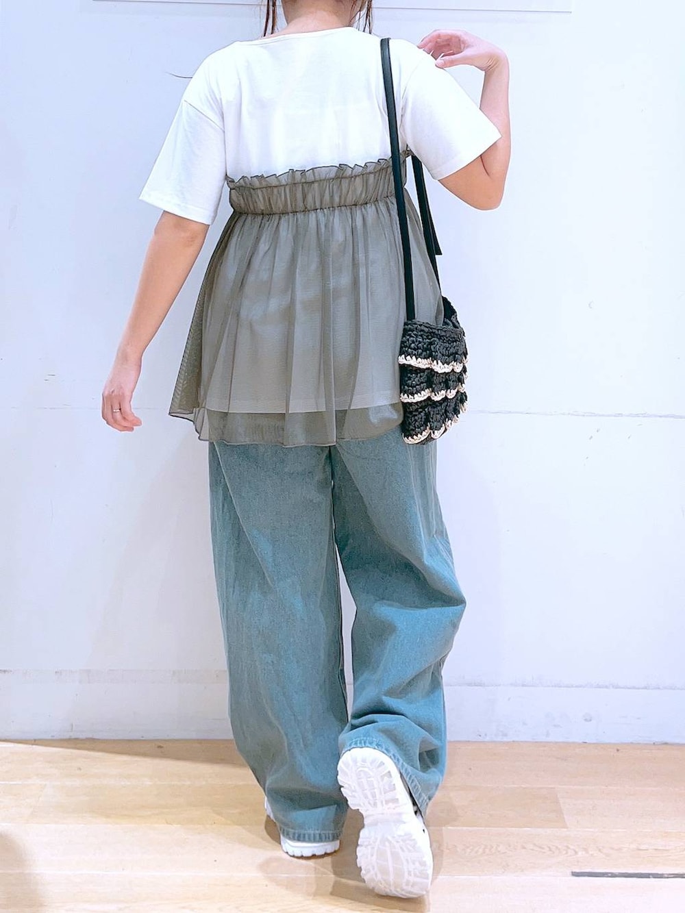 「低身長、着痩せ・細見え、体型カバー、デニムパンツ、ワイドパンツ、Tシャツ、夏コーデ、カジュアル、カジュアルコーデ、ママコーデ、女子会」｜「LAKOLEのウエストフックデニムパンツ / 120686（デニムパンツ、ブルー系）」を使った、ヨシピーさん（レディース・154cm）の春コーディネートの5枚目の写真