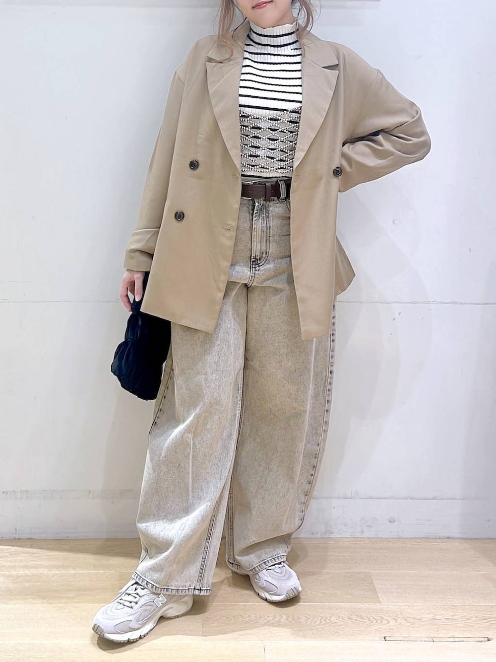 「カジュアル、カジュアルコーデ、楽ちんコーデ、ママコーデ、秋服準備はじめました、ジャケット、ニット、デニムパンツ、ビスチェ、スニーカー、低身長、着痩せ・細見え、体型カバー、秋コーデ、秋冬新作」｜「NEW BALANCEの【new balance（ニューバランス)】ML725(WOMEN)（スニーカー、グレー系）」を使った、ヨシピーさん（レディース・154cm）の秋コーディネートの5枚目の写真