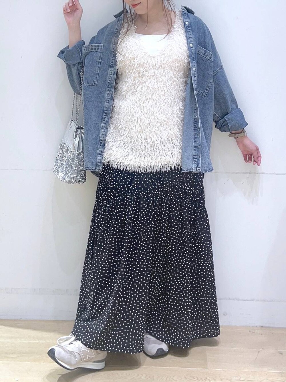 「低身長、着痩せ・細見え、体型カバー、春コーデ、春色、春服みてみて、春夏コーデ、デニムジャケット、ベスト、スカート、カジュアル、カジュアルコーデ、デートコーデ、女子会、ママコーデ」｜「LAKOLEのケミカルウォッシュシャツ長袖 / 140262（シャツ/ブラウス、ブルー系）」を使った、ヨシピーさん（レディース・154cm）の春コーディネートの2枚目の写真