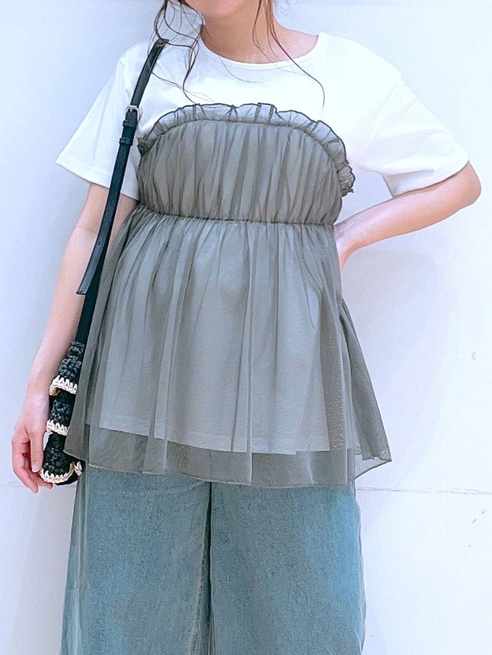 「低身長、着痩せ・細見え、体型カバー、デニムパンツ、ワイドパンツ、Tシャツ、夏コーデ、カジュアル、カジュアルコーデ、ママコーデ、女子会」｜「LAKOLEのウエストフックデニムパンツ / 120686（デニムパンツ、ブルー系）」を使った、ヨシピーさん（レディース・154cm）の春コーディネートの6枚目の写真
