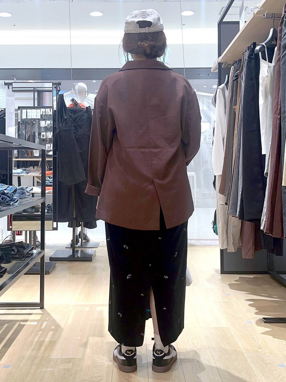 ベージュ系のキャミソール、ホワイト系のショルダーバッグ、レッド系のテーラードジャケットを着用したレディースの秋コーディネートの5枚目の写真