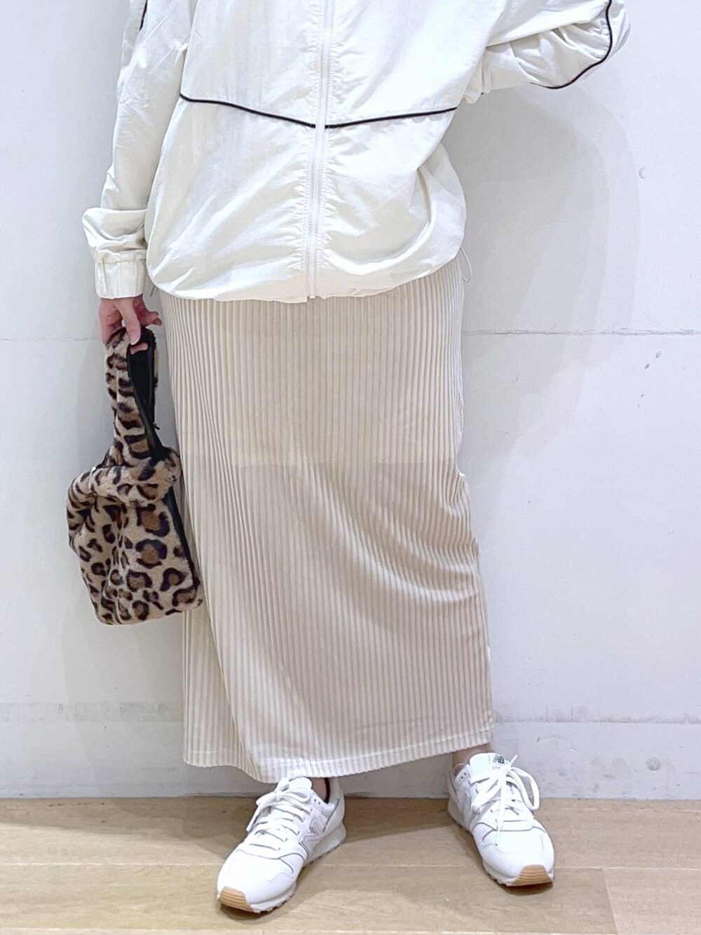 「秋冬新作、秋服準備はじめました、楽ちんコーデ、ママコーデ、低身長、着痩せ・細見え、体型カバー、スカート、カジュアル、カジュアルコーデ、ブルゾン、秋コーデ」｜「LAKOLEの【New Balance/ニューバランス】373W / 103689（スニーカー、ホワイト系）」を使った、ヨシピーさん（レディース・154cm）の秋コーディネートの8枚目の写真